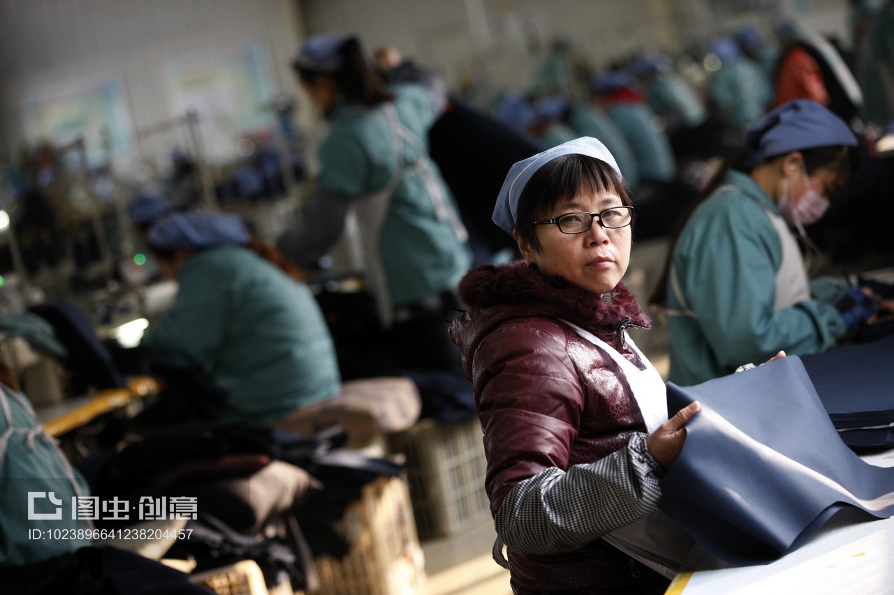 匠心織就潮流 淮北秋艷服裝廠女工以巧手打造歐美風(fēng)尚